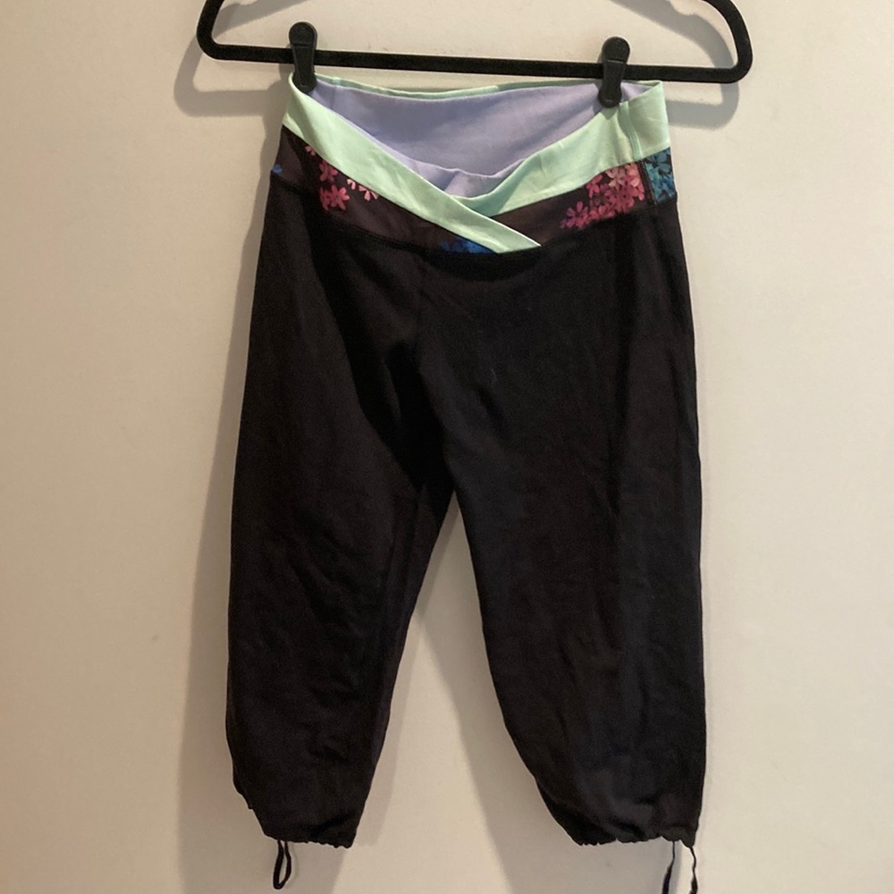 LULULEMON capris Black and Mint Bottoms